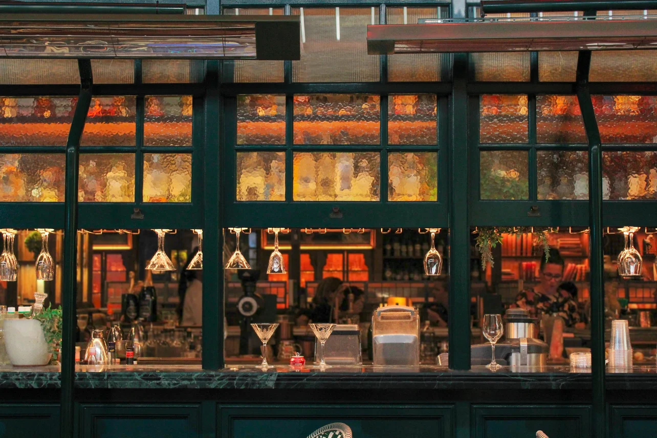 ‘Rule of thirds’ with minimum depth of field of cafe